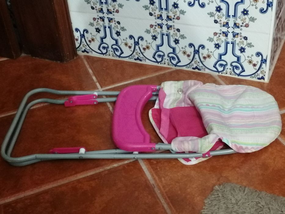 Vendo CADEIRA DE PAPA de brincar. É grande, fecha e está como nova.
