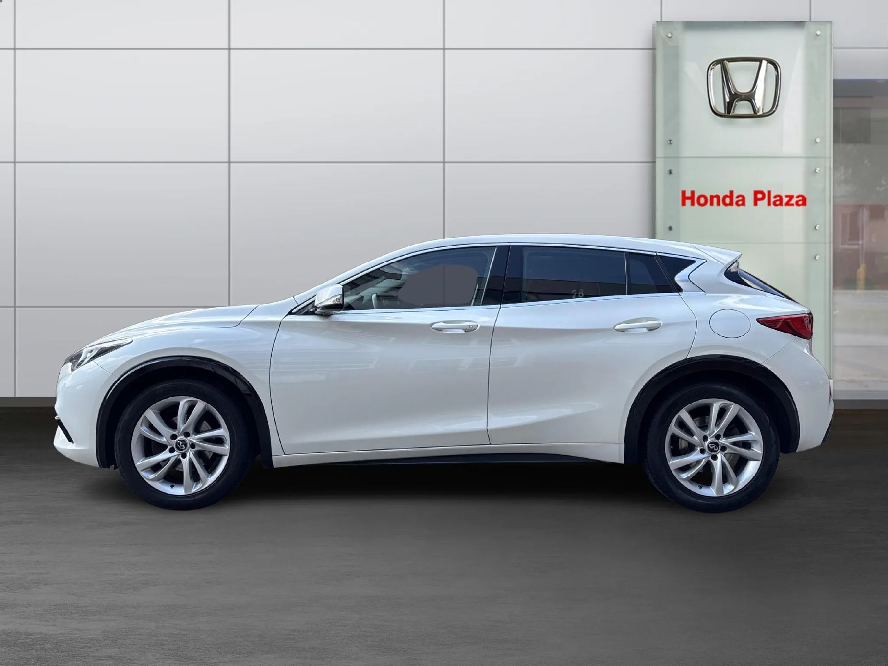 Infiniti Q30 1.6 REZERWACJA!! Premium Bezwypadkowy Navi Dach Panoramiczny