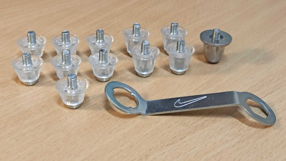 Змінні пластикові шипи для футбольних бутс + ключ Nike