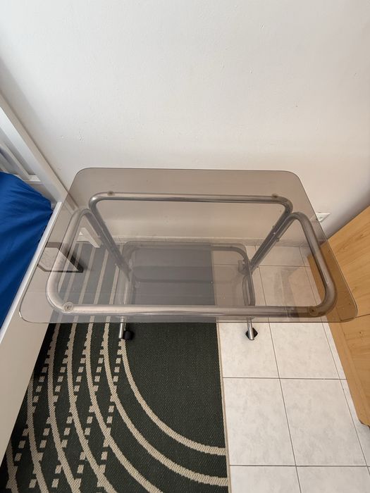 Mesa de vidro e metal