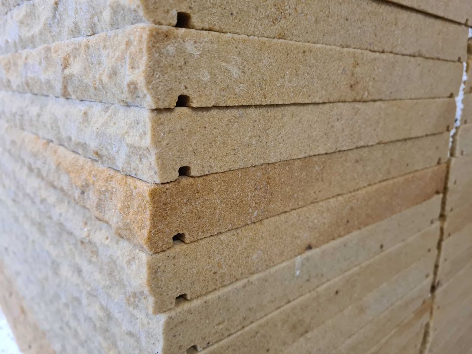 20. Czapka na mur | Piaskowiec | 100×30×4 cm | Boki boniowane / łupane