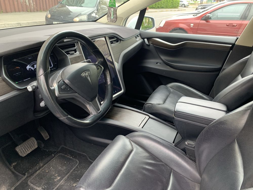 Продам Tesla Model X 90D