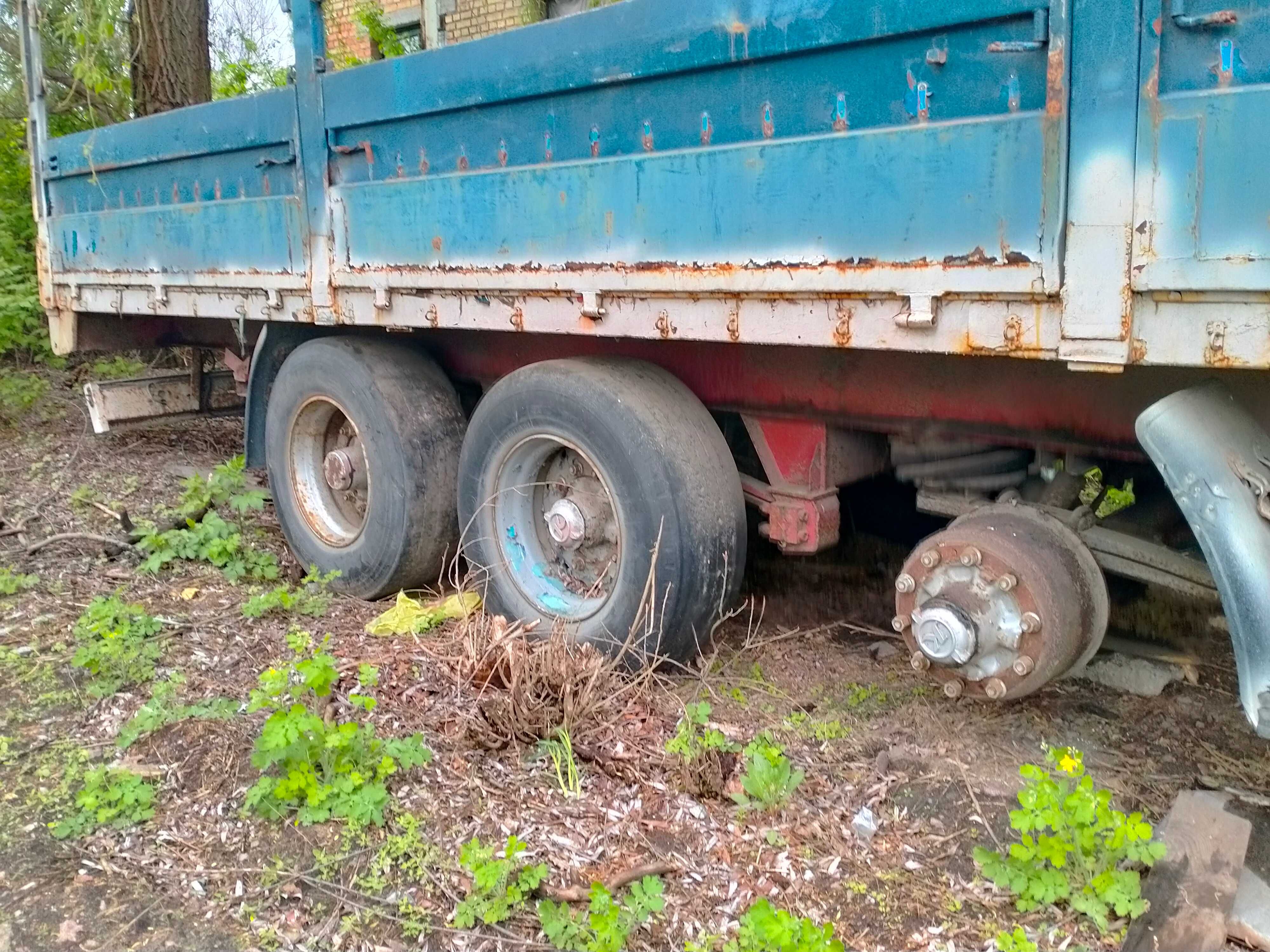 Напівпричіп з дуже міцною рамою,під зерновоз або лісовоз,
