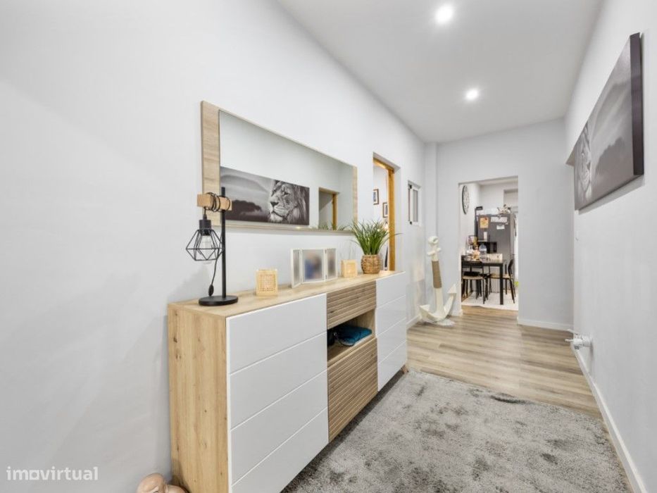 Apartamento de rés-do-chão, Térreo e remodelado, com Terraço.