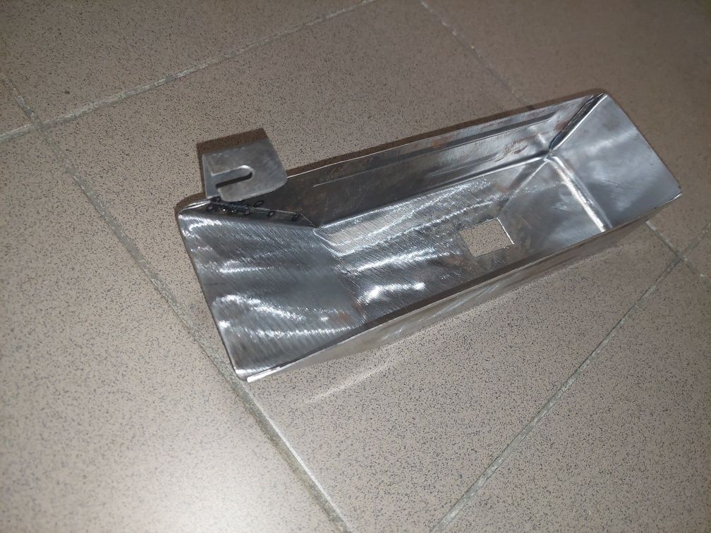 Sprzedam nowy schowek narzędziowy metalowy pod siedzenie wsk 125 175
