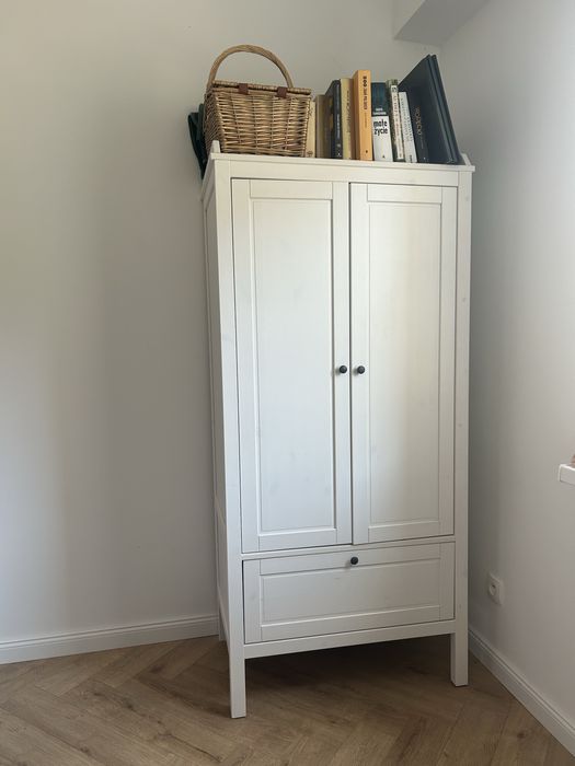 Biała szafa Sundvik