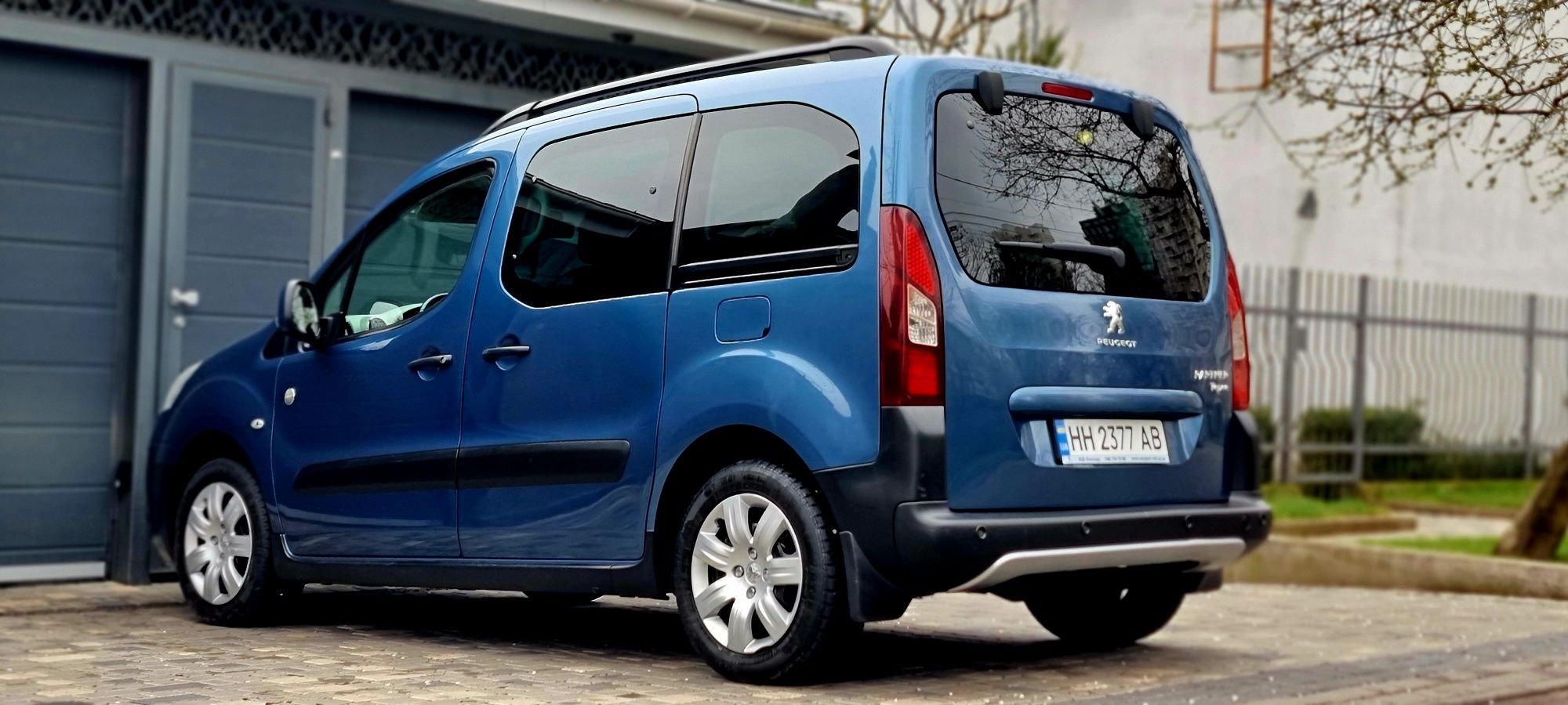 Продам свой Peugeot Partner. Официальный.