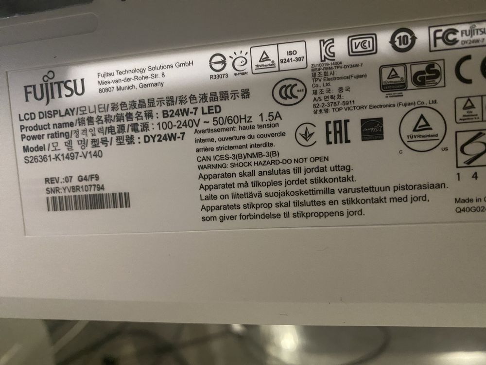 Monitor FUJITSU 24 LCD regulowany w różnych płaszczyznach