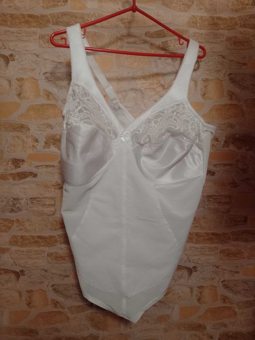 (110C) (4XL/48) Ekskluzywne,. Białe Mocno modelujące z Wiednia