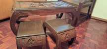 Mesa chinesa com bancos