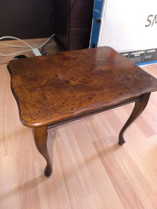 Drewniany stolik kawowy (ludwikowski styl)