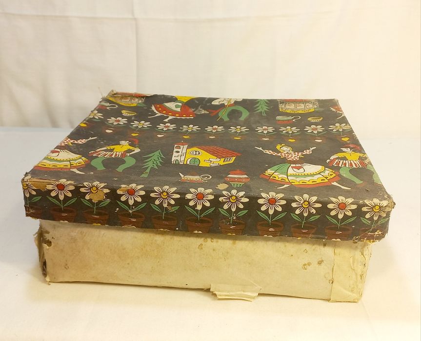 Conjunto antigo (novo) garrafa e copos com caixa original.