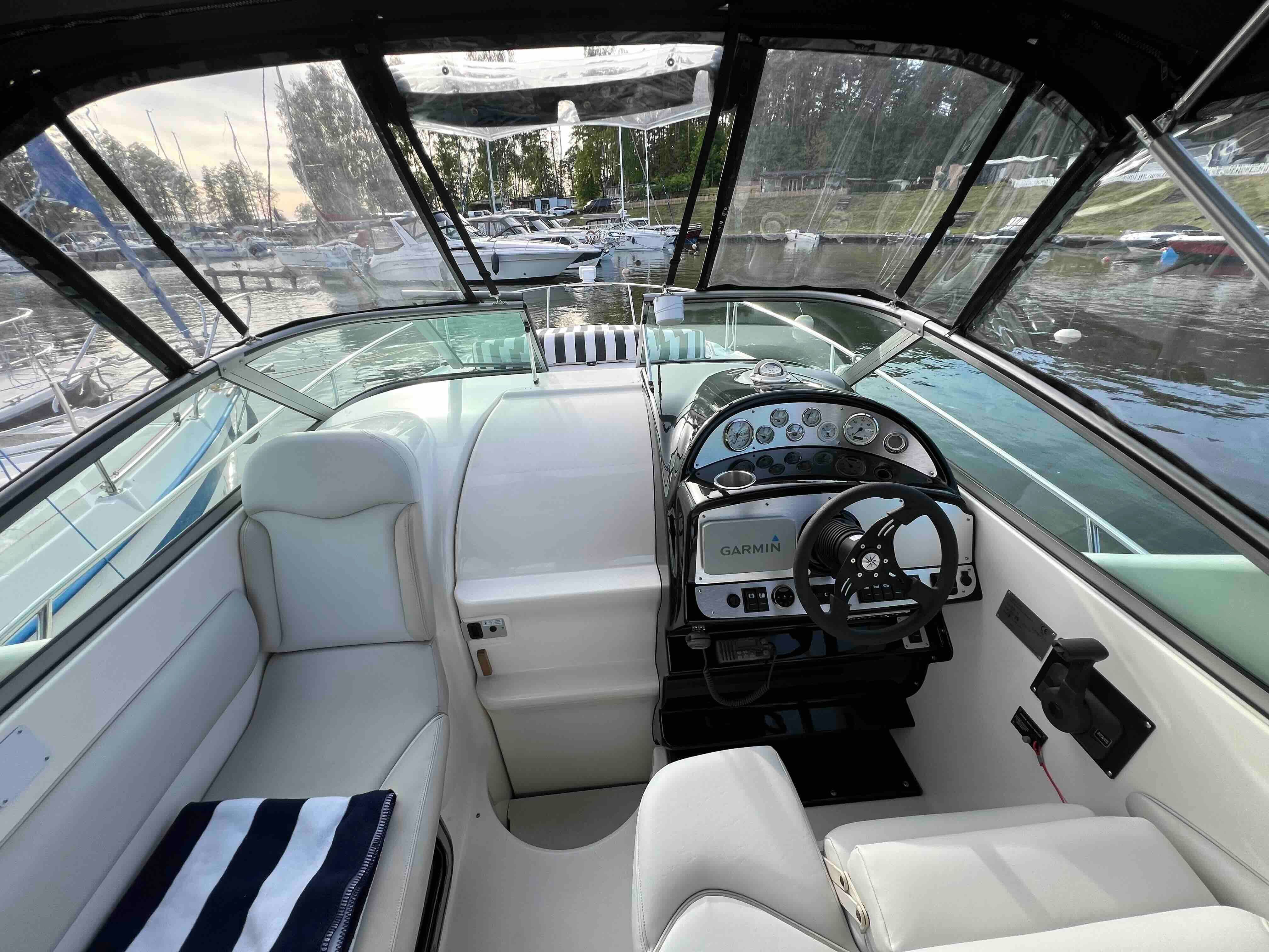 Jacht łódz motorowodna Larson 275 Cabrio, 2012