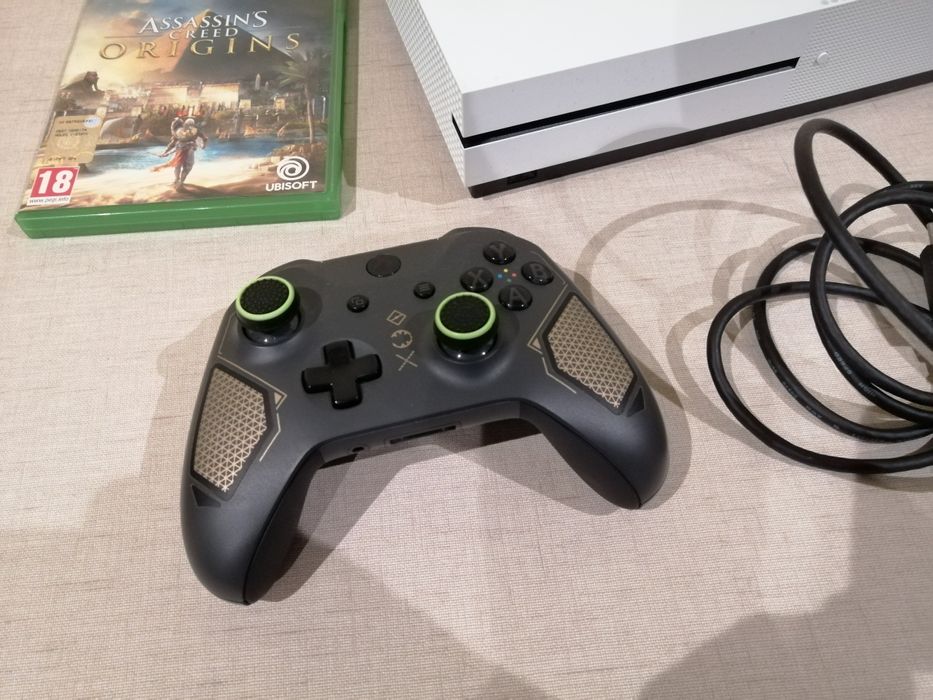 Xbox one s + Assassin's creed