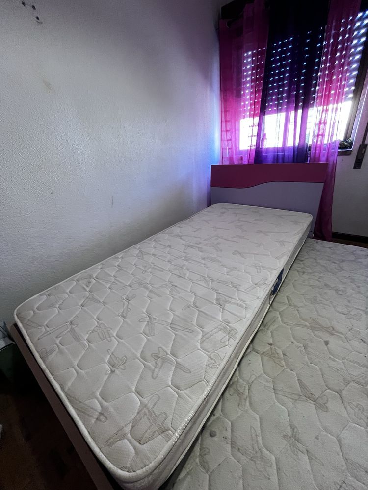 Quarto completo ( uma cama , um roupeiro , duas cómodas