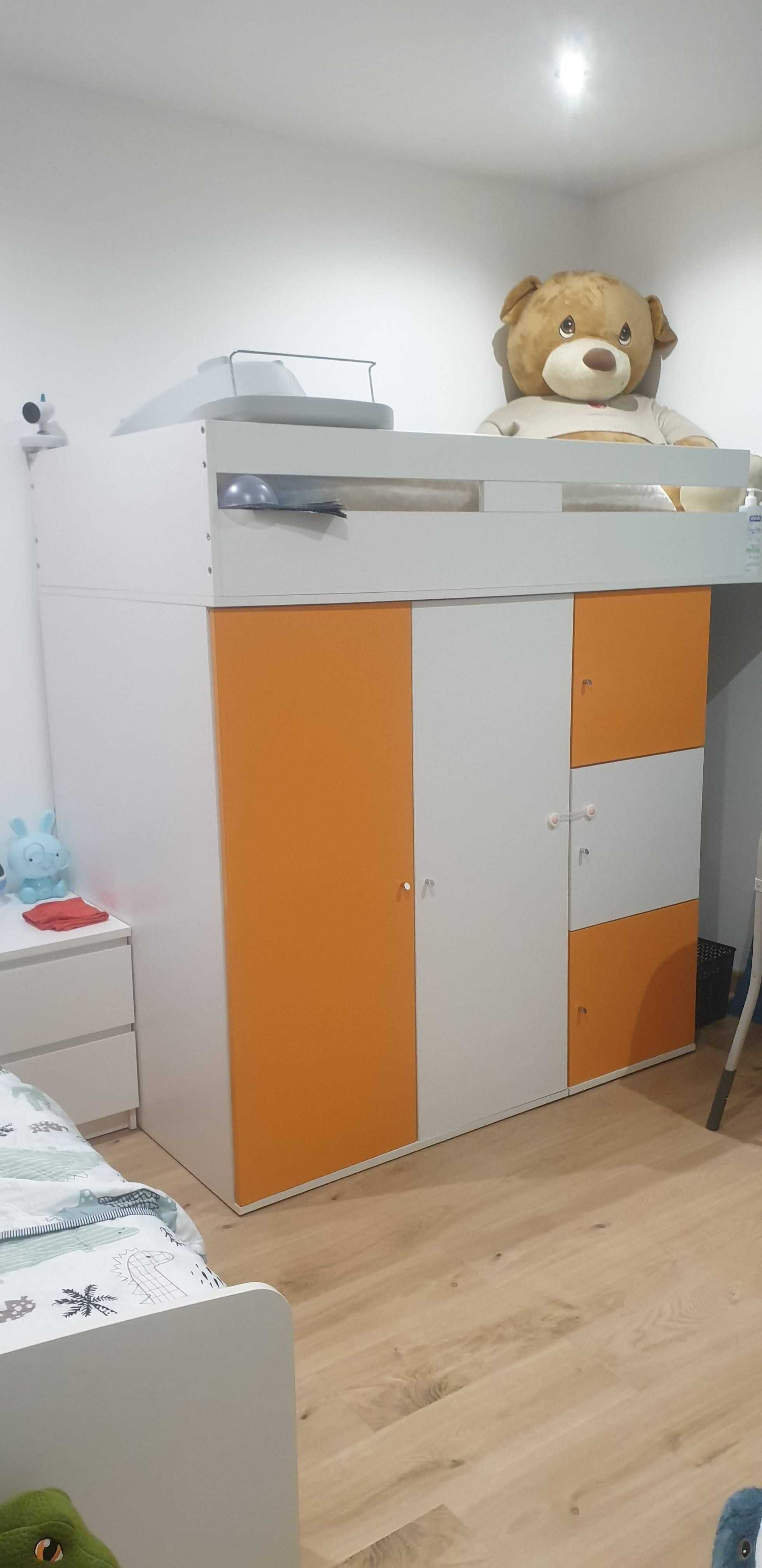 Quarto com 2guarda fatos e 2camas de solteiro
