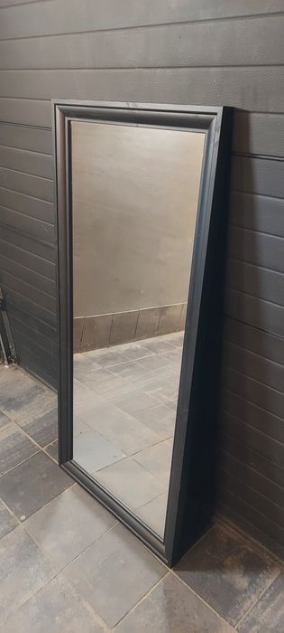Lustro wiszące w czarnej drewnianej ramie