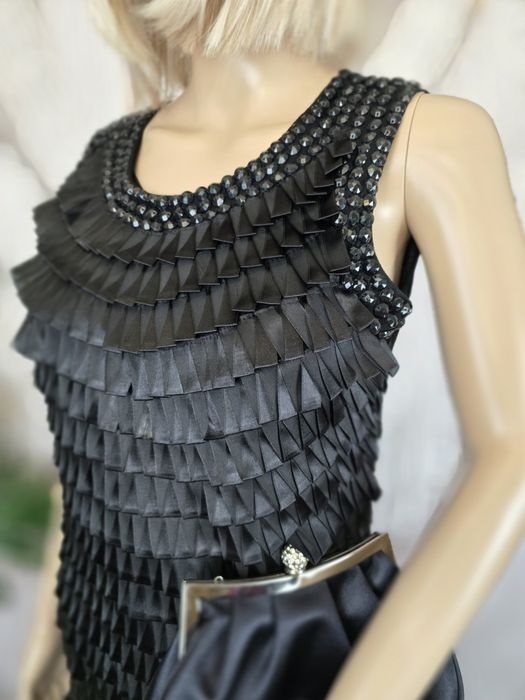 Mała czarna sukienka krotka bez rękawów ze zdobiony przód Beauty