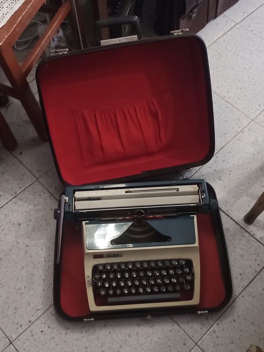 Maquina de escrever antiga marca Erika modelo 32