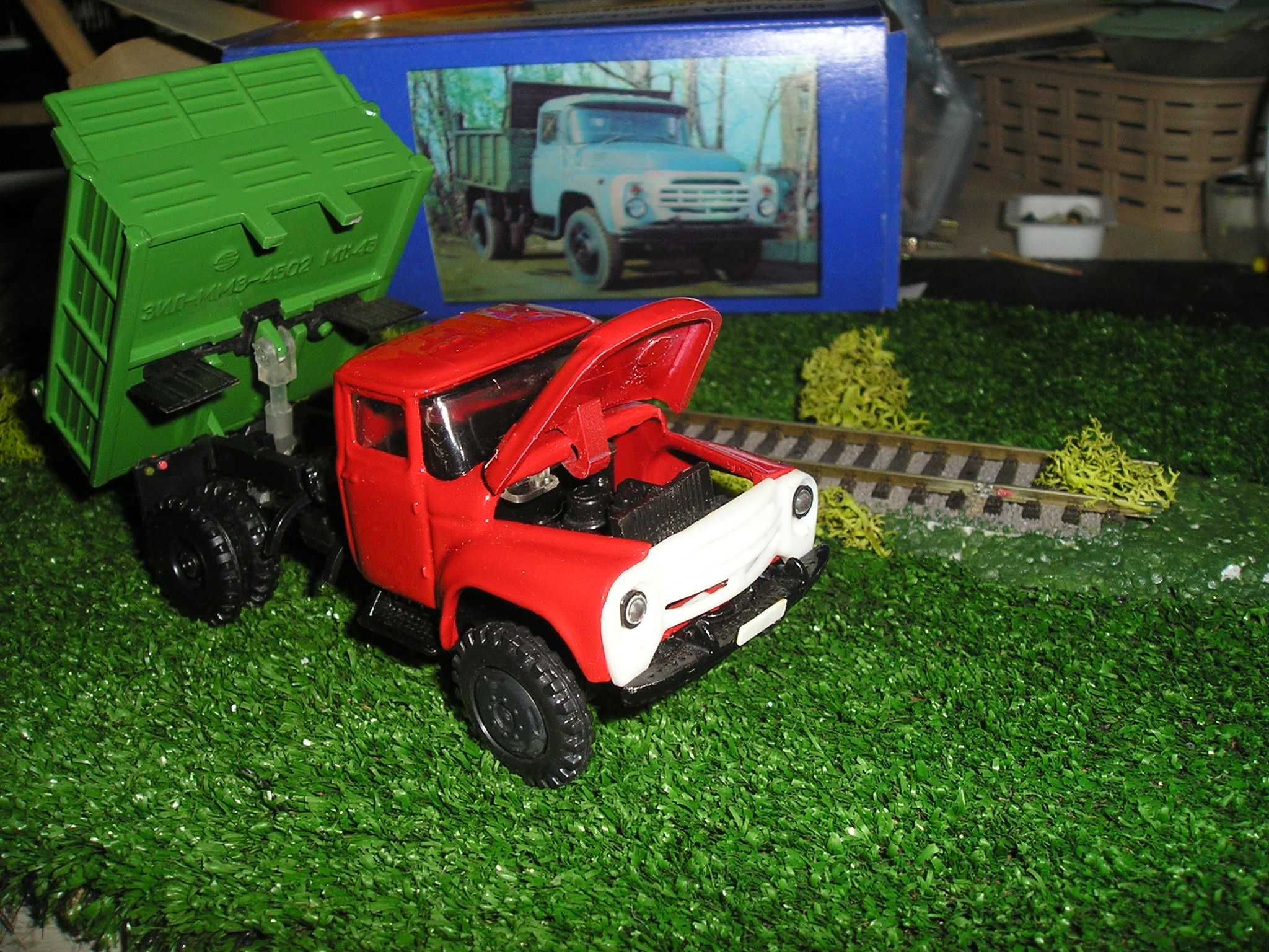 Зил 130 ММЗ 4502 красная кабина-травяной кузов