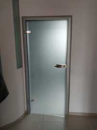 Drzwi cało-szklane z ościeżnicą aluminiową