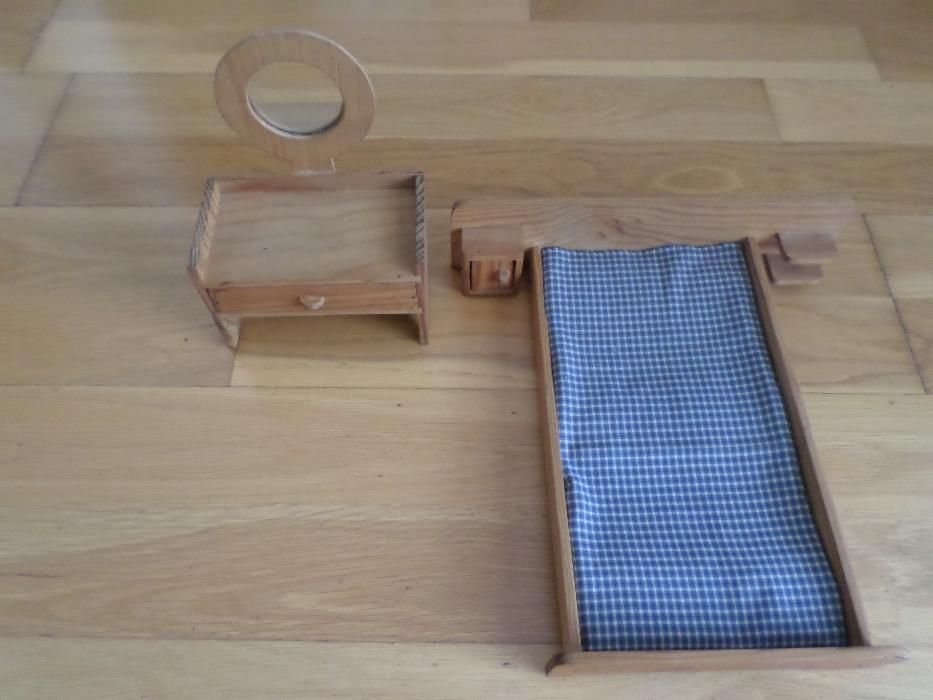 Brinquedos antigos de madeira - Cama e Toucador