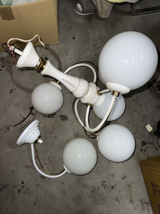 Lampa sufitowa biała z białymi kloszami + dwa kinkiety