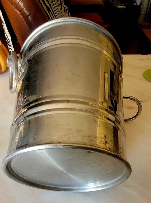 Tabuleiro 'Artame' , e balde de gelo em inox 18/10.