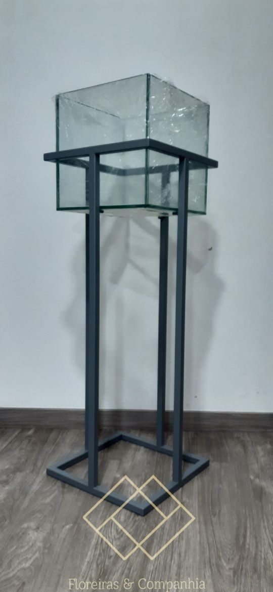 Mobiliário e decoração em metal