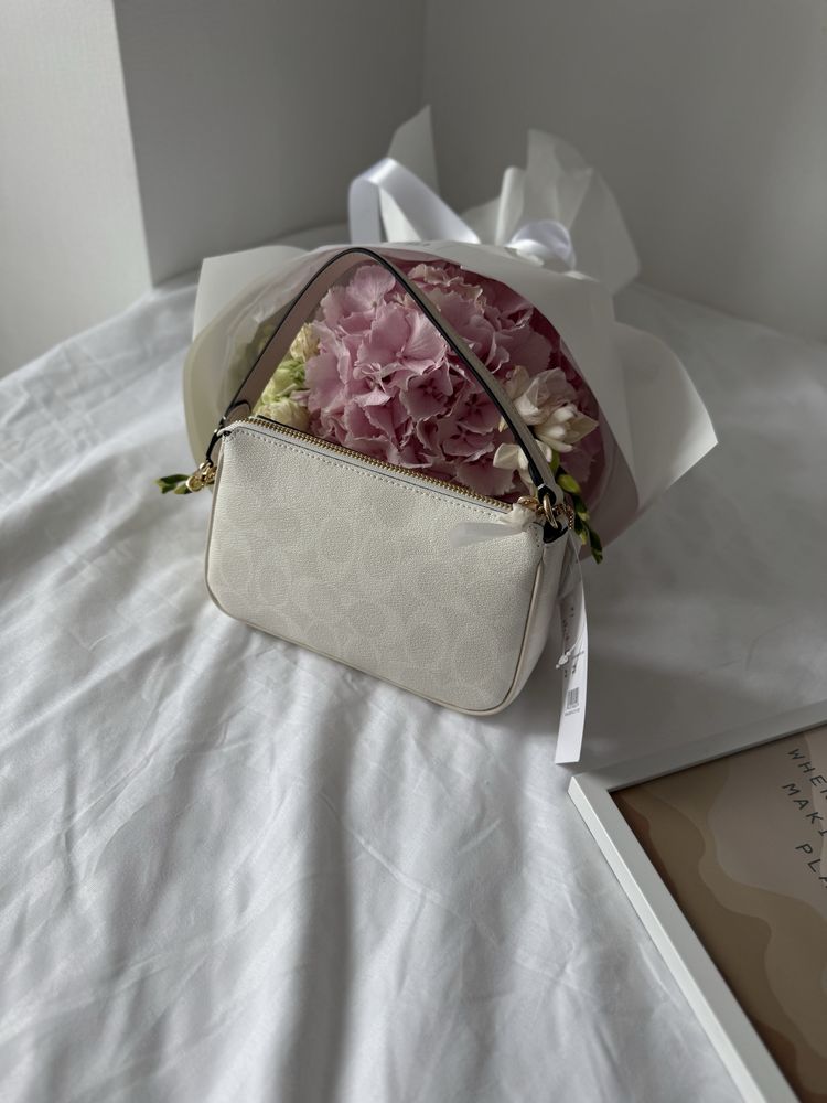 Сумка Coach Nolita Shoulder Bag In Signature Canvas біла