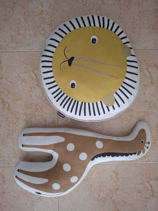 Várias almofadas decorativas