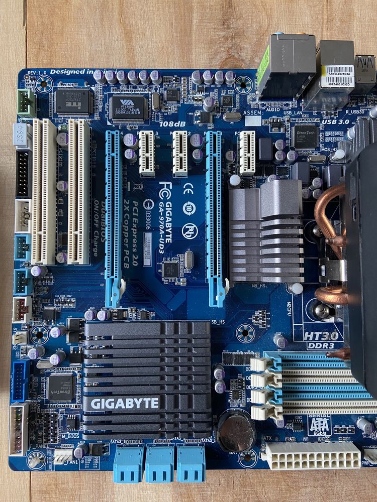 GIGABYTE GA970a-UD3 + AMD FX 8350 + MSI RX560 + 8GB RAM DDR3