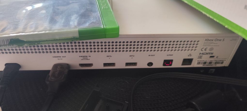 Xbox one s 1tb dwie gry 2pady pudelko