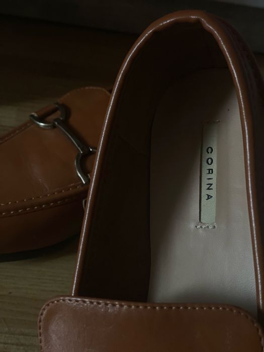 Бренд Corina лофери в карамельному кольорі