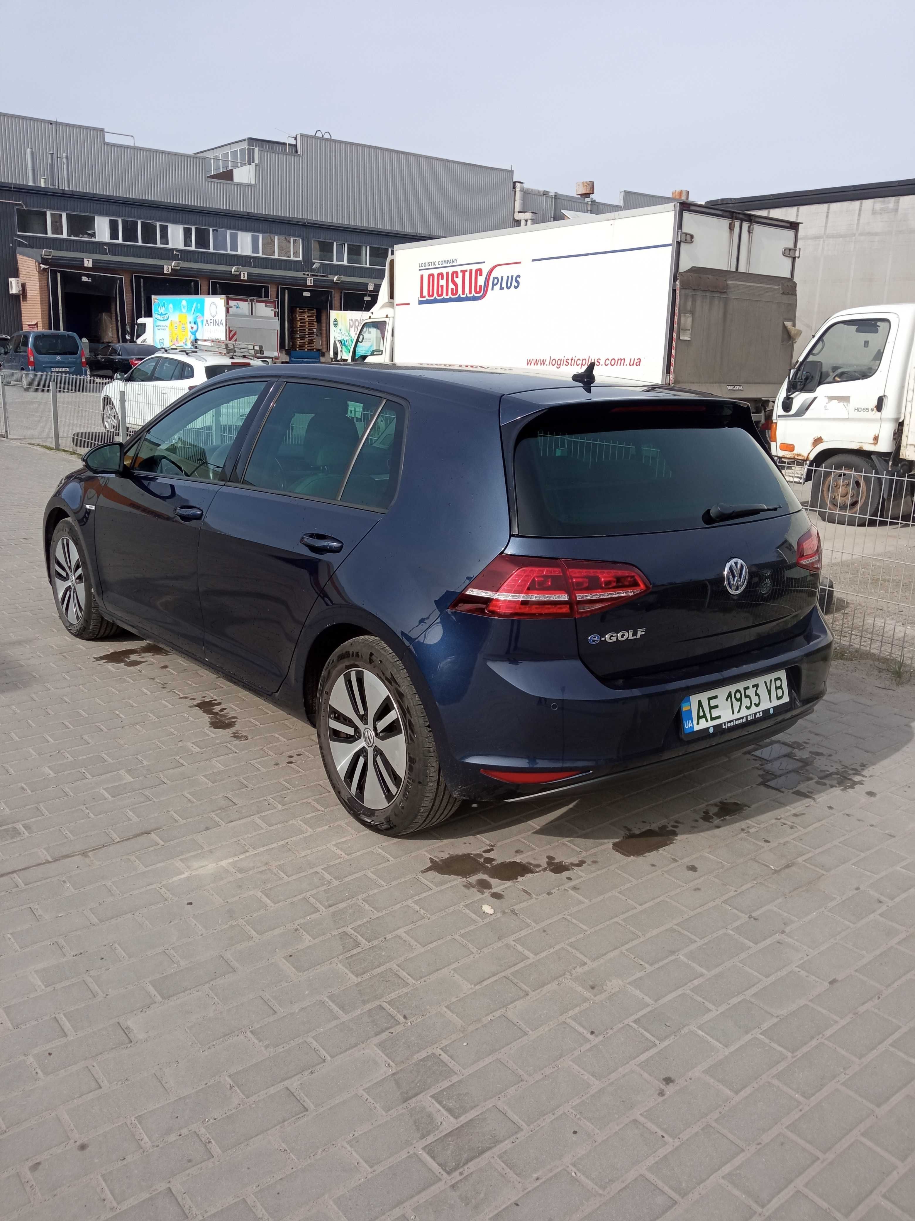 Volkswagen E-golf на бежевой коже. Электро