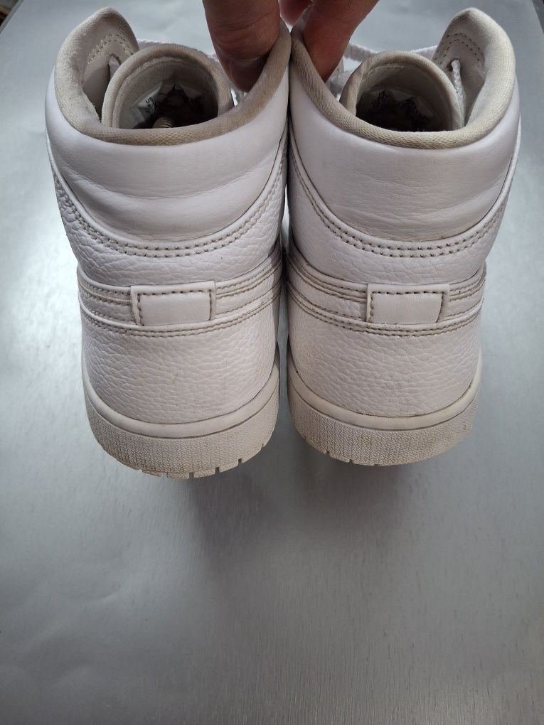 Кроссовки Air Jordan 1 Mid Triple White 2.0
ОРИГИНАЛ 
Отлично подходят