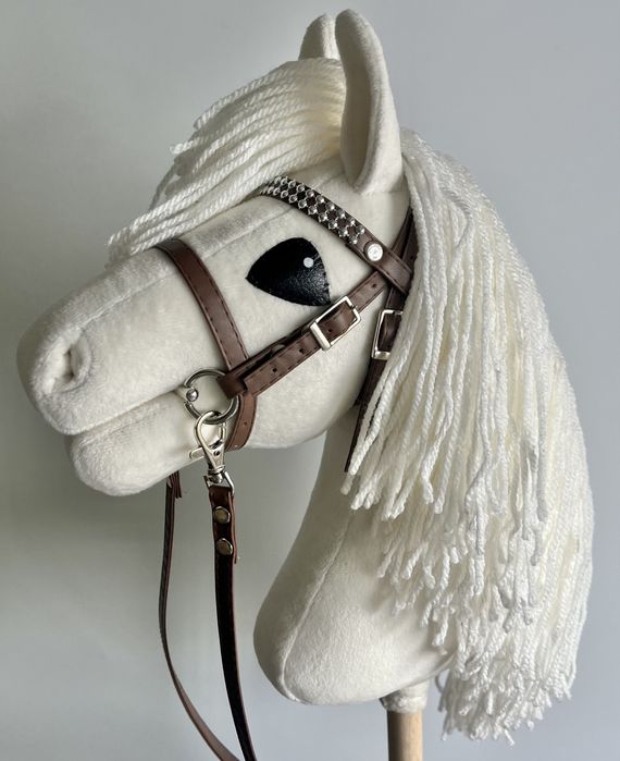 NOWY Hobby Horse A4 z ogłowiem i wodzami w kolorze ecru nie biały