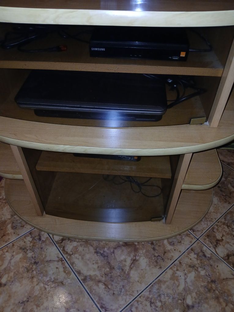 Szafka  pod  telewiz z wieloma zastosowanie posiada dwie szybki z szkł