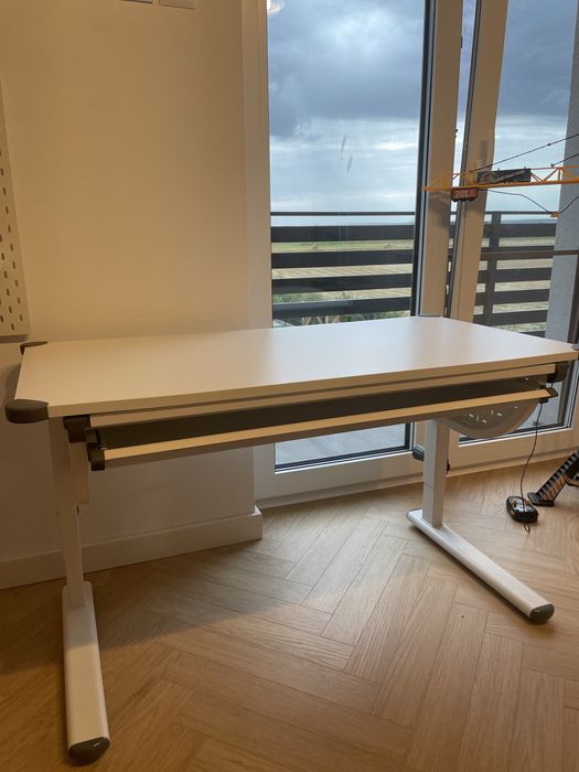 Biurko z regulowaną wysokością oraz uchylanym blatem