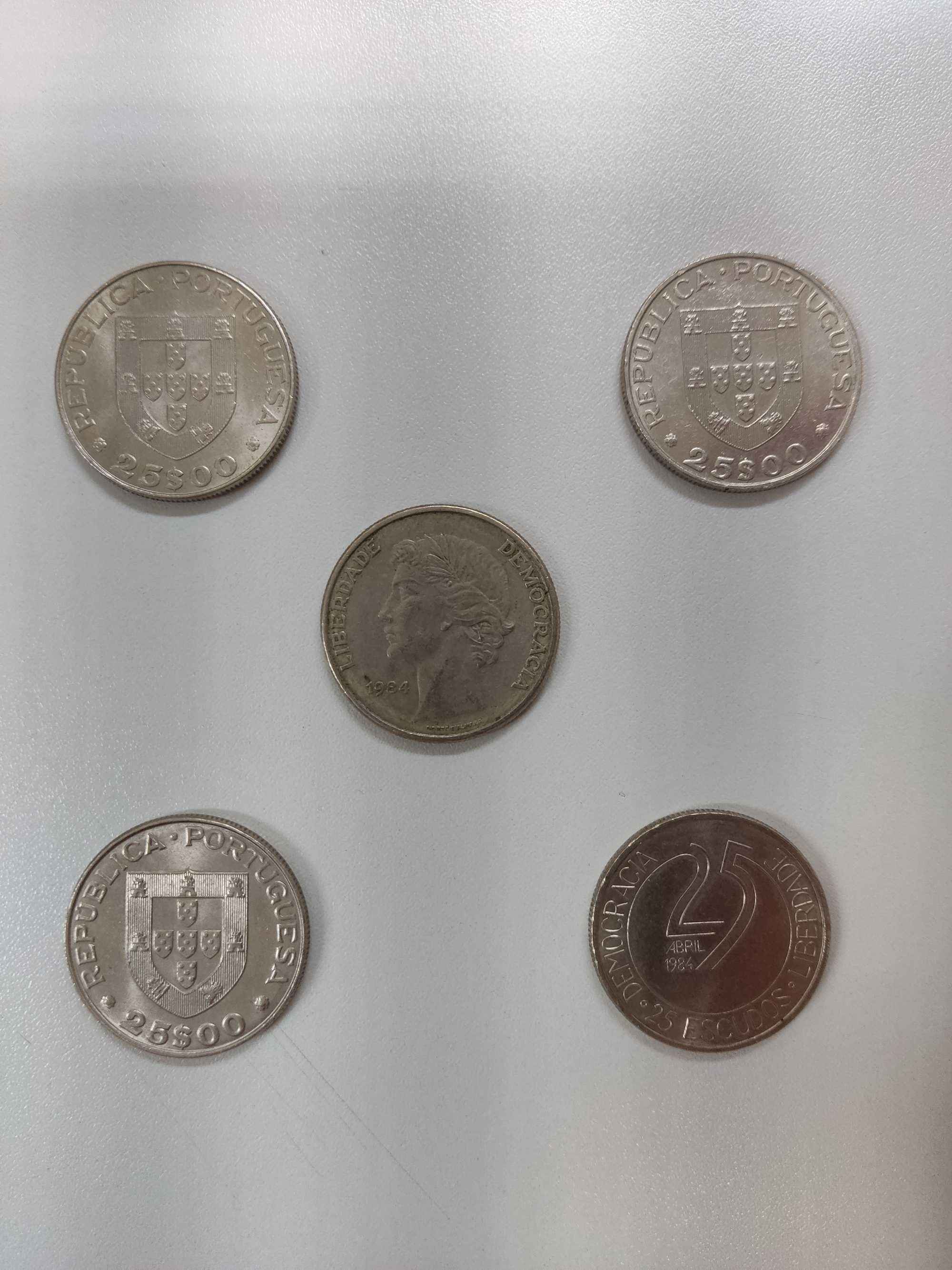 Cinco moedas de 25 escudos