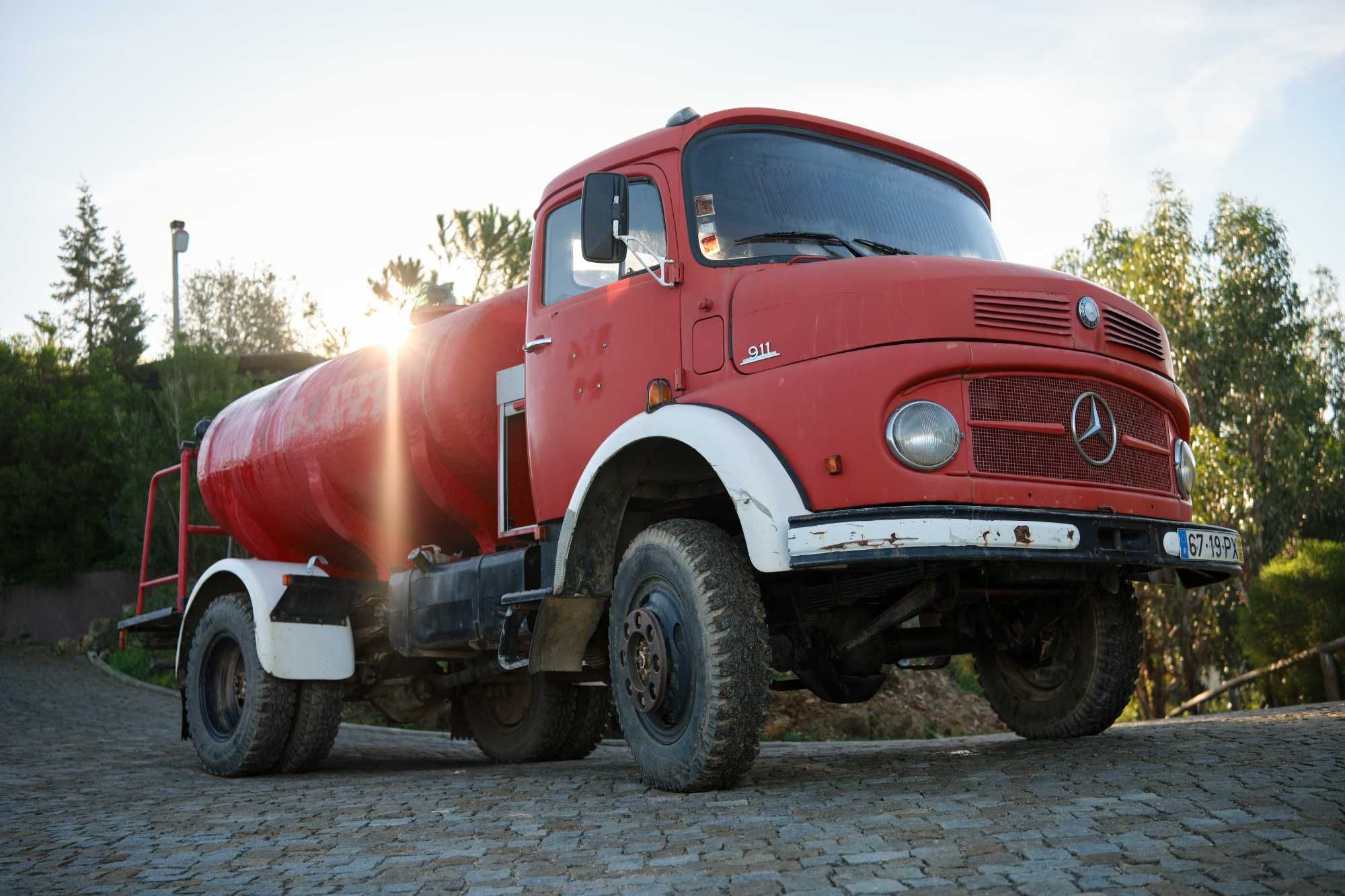 Camião Mercedes 911 Classic com deposito de 5000 litros