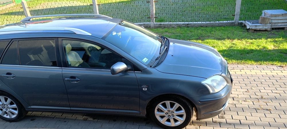 Sprzedam Toyotę Avensis