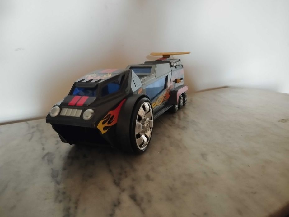 Carro com um  dispositivo de lançamento de carros.