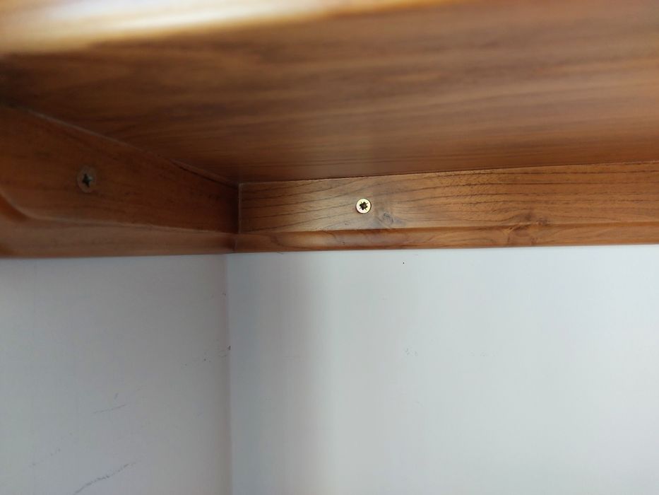 Prateleiras em madeira maciça