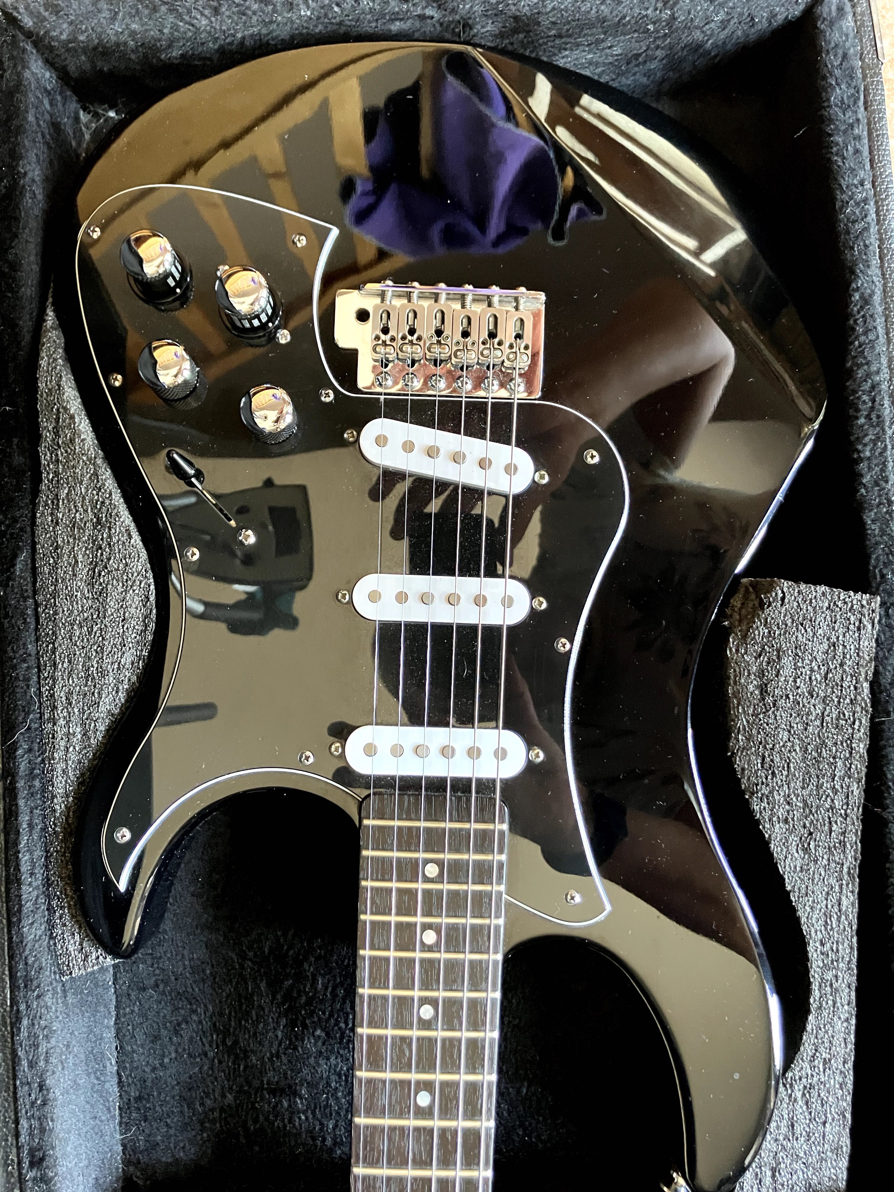 Line 6 Variax Standard Black z futerałem Canto -  gitara elektryczna