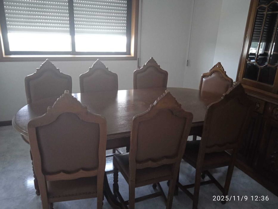 Mobilia sala jantar em castanho