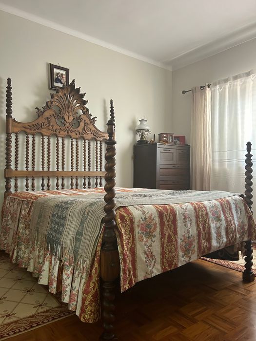 Cama de casal em madeira