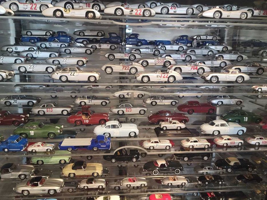 Стенд Ikea метал+скло для колекційних машин 1/43 масштаб на 500-600 шт