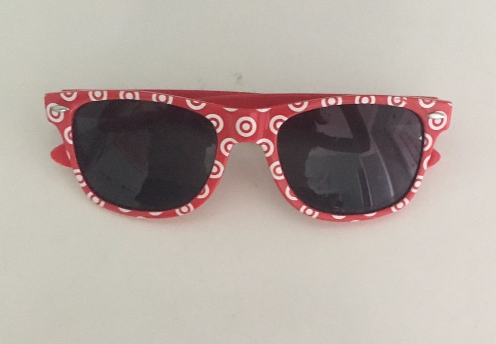 Czerwono białe okulary przeciwsłoneczne