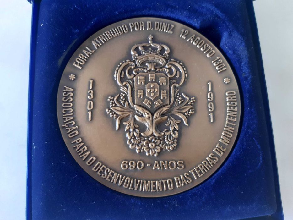 Medalha 690anos foral atribuído p/D.Dinis ao Conc.Carrazedo Montenegro